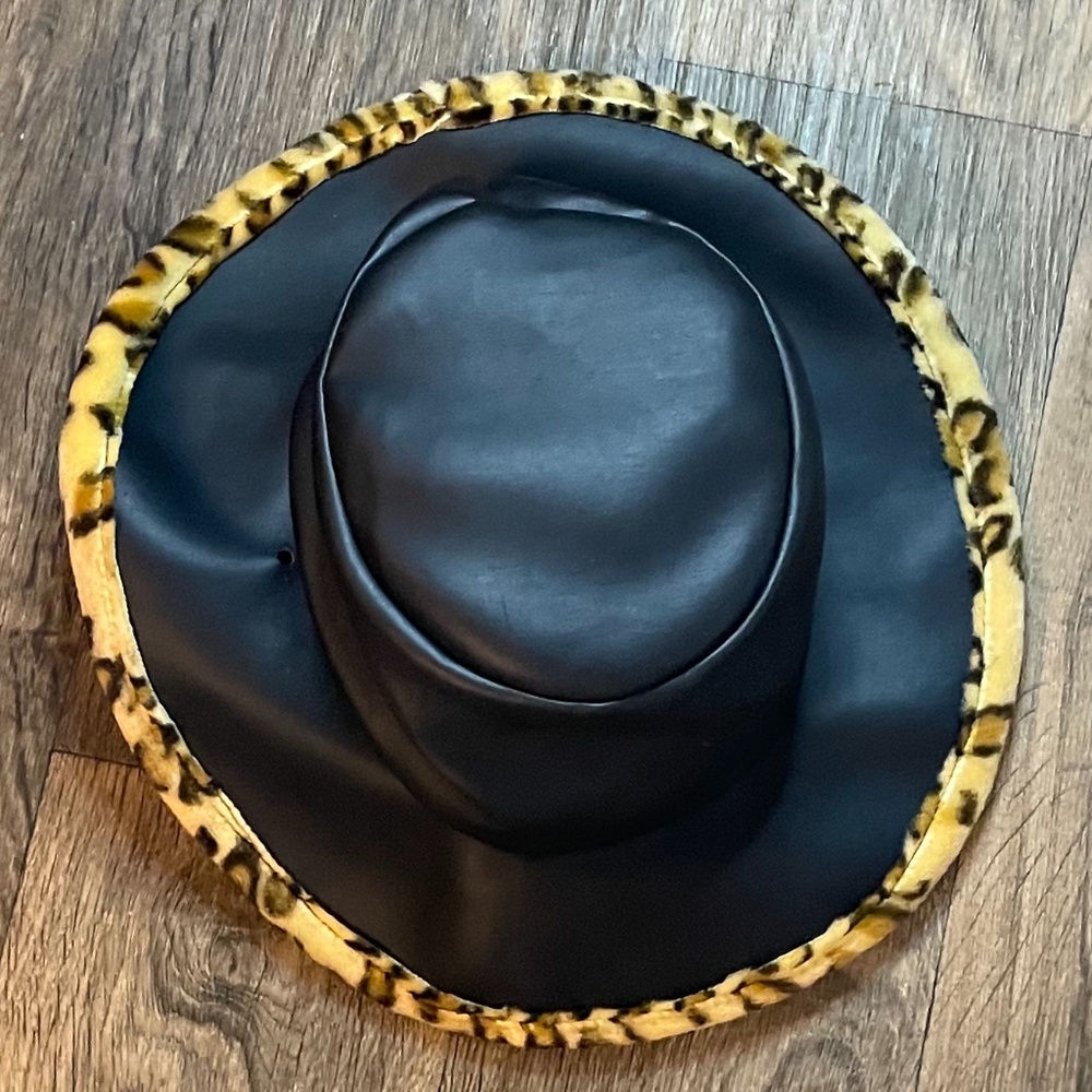 Vintage vegan black leather faux cheetah fur lined 60’s super mod dramatic hat! - Picture 7 of 9